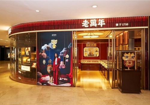 狮来运转 舞动南京城：老万年南京首店启幕盛况空前，客流如潮见证百年老字号的高奢引力